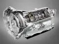 Przekrój skrzyni biegów ZF 8HP, stosowanej w wielu samochodach, ukazujący jej złożoną budowę z elementami hydraulicznymi i mechanicznymi.