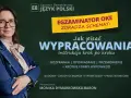 Kobieta w okularach i granatowej marynarce prezentuje instrukcję pisania wypracowań na egzamin ósmoklasisty. Kluczowe jest zakończenie rozprawki.