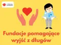 Ręce trzymające serce i zrozpaczony mężczyzna z pustymi kieszeniami. Fundacje pomagające wyjść z długów oferują wsparcie.