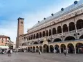Piazza dei Signori a Padova, con la sua imponente loggia e la torre, è un luogo ideale per scoprire i musei della città.