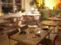 Gemütliche Tische mit Essen und Kerzenlicht im Blumental Berlin.
