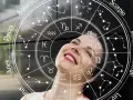 Uśmiechnięta kobieta wpatrzona w koło zodiaku. Sprawdź swój horoskop dzienny Baran i odkryj, co przyniesie Ci dzień!