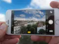 Comment remettre l'appareil photo sur mon téléphone : une vue sur des toits et un ciel bleu, capturée par un smartphone.