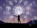 Sylwetka osoby z rozłożonymi rękami pod księżycem i znakami zodiaku. Może to być wizualizacja, gdy **bliźnięta kiedy urodziny** świętują pod gwiazdami.