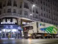 Ciężarówka HAVI z logo McDonald's na budynku.