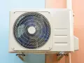 Unità esterna di climatizzatore, un'alternativa efficiente alle caldaie senza gas per il riscaldamento e raffrescamento.