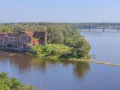 Ruiny twierdzy nad Wisłą, gdzie można poczuć się jak w górach, choć to nie są jakie góry są najbliżej Warszawy. W oddali błękitny most.