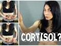 Femme appliquant des marques sur son ventre pour apprendre à diminuer le cortisol.