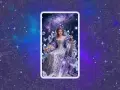 Reina de espadas tarot amor: una mujer con corona y vestido púrpura, sentada con una espada, rodeada de cristales y mariposas, bajo un cielo estrellado.