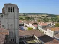 Vue aérienne d'un village médiéval avec une église romane et ses cloîtres, idéal pour visiter le Gers en 3 jours.