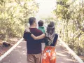 Elternzeit, obwohl das Kind bei der Mutter lebt: Ein Mann und eine Frau gehen mit ihrem Sohn spazieren.