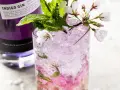 Przepis na drink "Broken Plane" z ginem Indigo. Orzeźwiający koktajl z lodem, miętą i kwiatami wiśni.