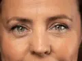 Primer plano de unos ojos con arrugas en los ojos a los 40, reflejando una vida de sonrisas y experiencias.