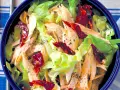 Insalata di pollo lesso con lattuga croccante e pomodori secchi, condita con pepe nero macinato.
