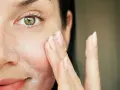 Schuppige Gesichtshaut? Die besten Cremes & Tipps vom Experten