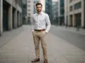 Elegancki mężczyzna w białej koszuli i beżowych spodniach, idealny przykład, jaka koszula do beżowych spodni.