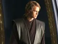 Hayden Christensen nei suoi film e programmi TV, qui nei panni di Anakin Skywalker, con un'espressione pensierosa.