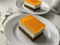Pyszne ciasto z warstwą serka mascarpone i galaretką. Idealne pytanie: czy można mieszać serek mascarpone z galaretką?