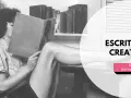 Joven lee un libro, inspirándose para ejercicios de escritura creativa.