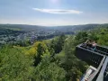 Widok z platformy na górze Markowca w Rumi. W dole rozciąga się miasto otoczone zielonymi wzgórzami.