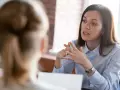 Eine Frau erklärt engagiert, wie erziehungswissenschaftliche Berufe die Zukunft gestalten.