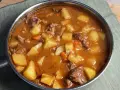 Un saporito spezzatino con patate, un classico spezzatino con patate ricetta della nonna, cotto lentamente in un tegame.