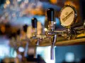 Grifos de cerveza en un bar, listos para servir. Un detalle que evoca el ambiente de un traspaso de bar exitoso.