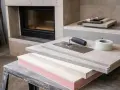 Płytki i narzędzia do obłożenia kominka w salonie. Wybór materiałów do stworzenia przytulnej atmosfery.