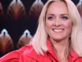 Uśmiechnięta blondynka w czerwonej marynarce, z błękitnymi oczami i delikatnym naszyjnikiem. Ola, jaka to melodia?