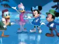 Myszka Miki, Kaczor Donald, Daisy i Minnie na lodowisku, jak w świąteczne bajki animowane.