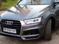 Szary Audi Q3 z napędem quattro. Zastanawiasz się afr co to? To system napędu na cztery koła, zapewniający doskonałą przyczepność.