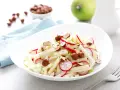 Frischer Kohlrabi Salat mit Radieschen und Haselnüssen, garniert mit Apfelstücken. Ein leichter Genuss!