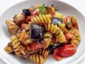 Fusilli con pesce spada, melanzane, pomodorini e basilico. Un piatto estivo saporito e colorato.