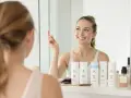 Uśmiechnięta kobieta w łazience, przed lustrem, z produktami "Bloker 72h" - najskuteczniejszy bloker potu.