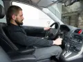 Mann im Auto versucht zu starten, bemerkt aber keine Anlasser Symptome. Der Motor dreht nicht.