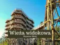 Drewniana wieża widokowa w Krynicy-Zdroju, z której rozciąga się ścieżka w koronach drzew.