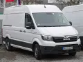 Biały MAN TGE 3.180 stoi na żwirze, gotowy do pracy.