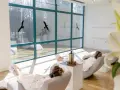 Relaks w spa, idealne **ciechocinek atrakcje na weekend**. Dwie kobiety w szlafrokach odpoczywają na leżakach, słuchając muzyki.