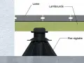 Détail d'une terrasse sur plot bois : lames, lambourdes et plot réglable, montrant la structure surélevée.