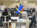 Oficina con logo de Hacienda. Personas trabajando, una persona con disfraz de superhéroe. Se acerca el momento del segundo pago de la renta.