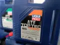 Niebieski kanister z płynem do skrzyni biegów ATF Top Tec 1200 od Liqui Moly.