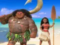 Maui i Moana, postacie z bajek Disneya dziewczyny, stoją na plaży. Maui ma hak, a Moana wiosło.