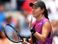 Jessica Pegula, tenisistka w fioletowej koszulce, z rakietą w dłoni, skupiona na meczu.