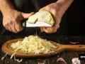 Surówka z białej kapusty jak z restauracji? Poznaj sekrety!