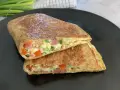 Złocista keto tortilla z jajkiem, warzywami i wędliną. Idealny pomysł na szybkie śniadanie lub lunch.