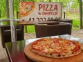 Pizza w dworku: Odkryj unikalne smaki i historię w Polsce!