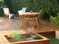 Terrasse en bois avec mobilier de jardin. Idéal pour calculer le prix pose terrasse bois sans fourniture.