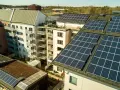 Dachy budynków mieszkalnych pokryte panelami słonecznymi. Mieszkańcy są prosumentami lokatorskimi, czerpiąc energię ze słońca.