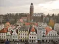 Widok na rynek i zamek w Paczkowie. Kolorowe kamieniczki i potężna wieża zamkowa tworzą niepowtarzalne paczków atrakcje.