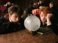Harry i Ron wpatrują się w wirującą mgłę kryształowej kuli, która mówi, szukając odpowiedzi na lekcji wróżbiarstwa.